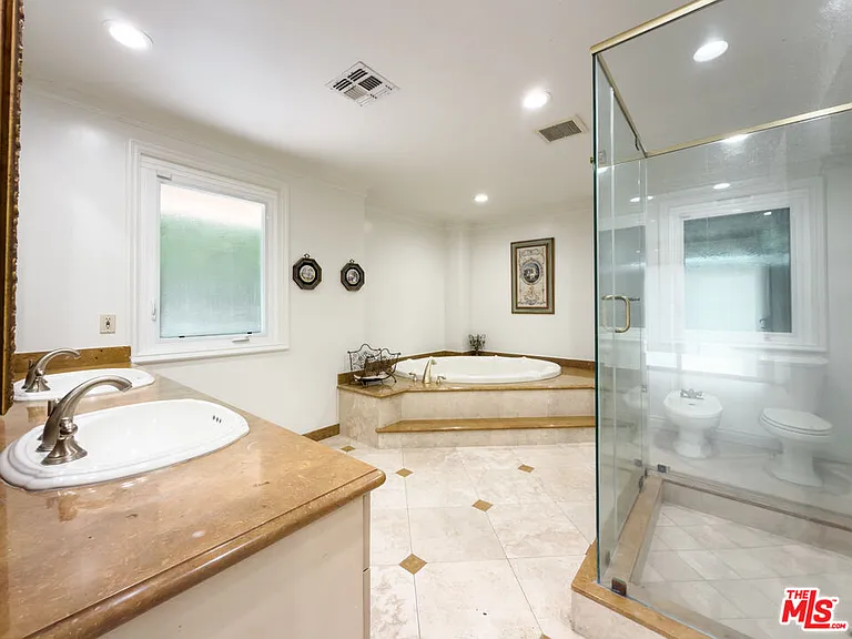 1094 Garden Ln — Photo 23