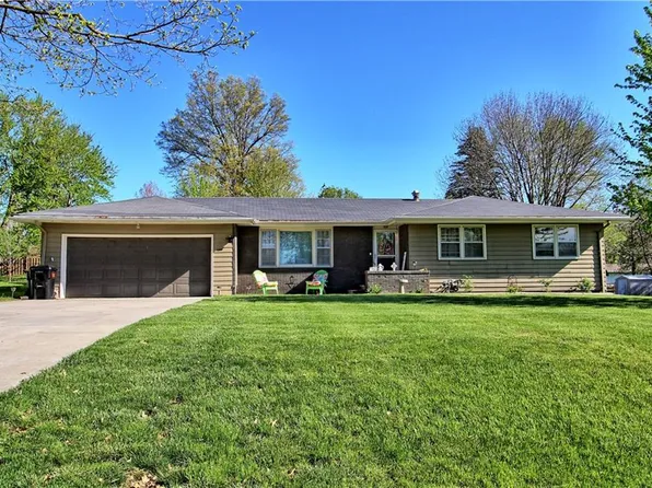 1305 W Benton St, Savannah, MO 64485