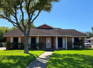 101 Royal Dr, League City, TX 77573