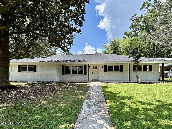 2nd image of 2401 Magnolia Cir