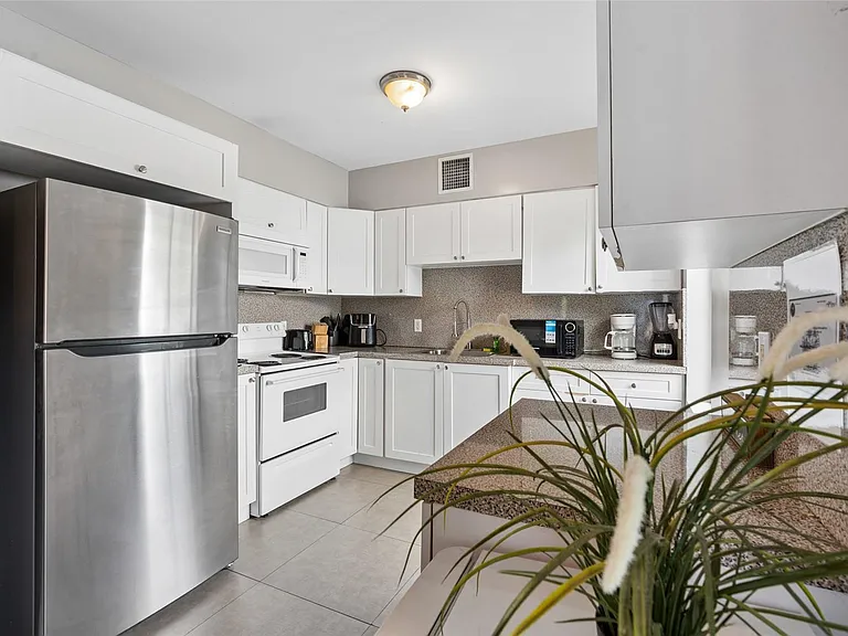 437 NE 69th St #437 — Photo 9