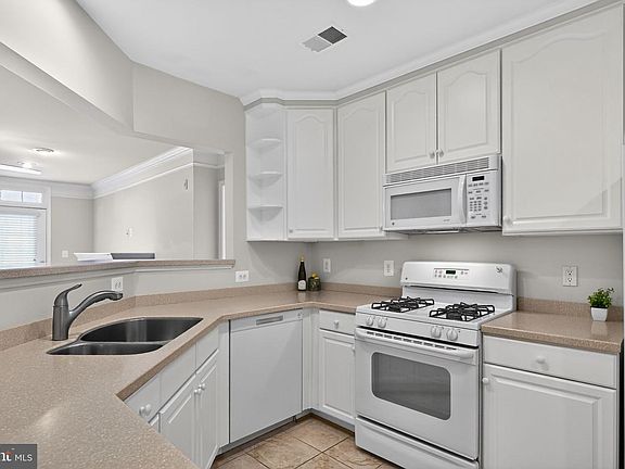 4th image of 2905 Saintsbury Plz APT 213