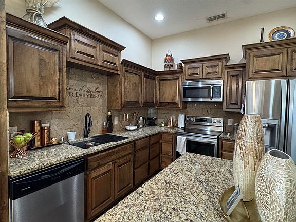5th image of 601 W Aspen Ave