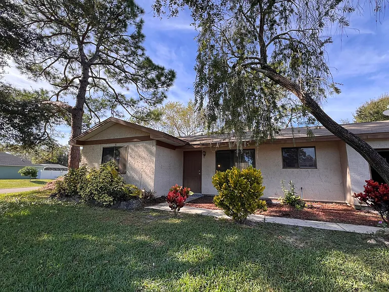 1111 Flagami Rd SE — Photo 3