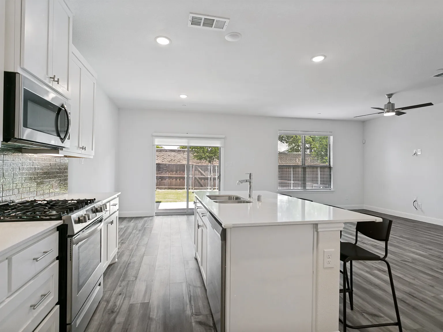 3 bed, 2.5 bath, 1660 sqft, $2,800 — Photo 3