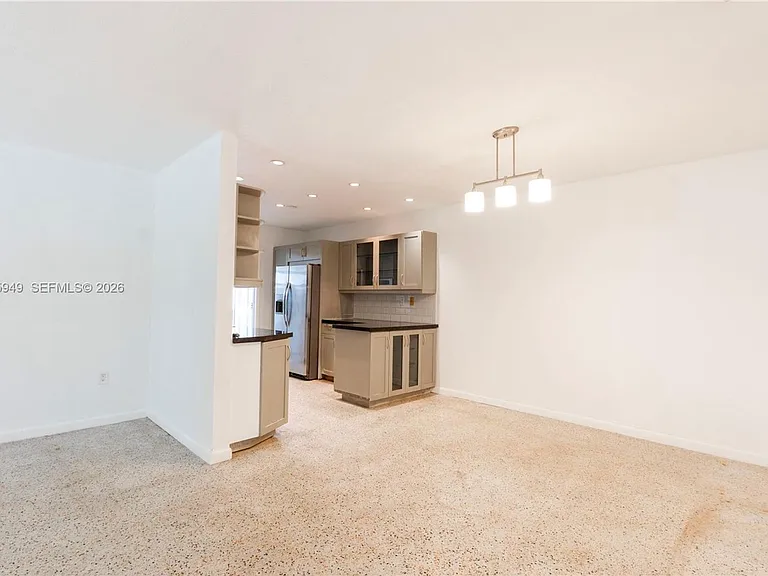 565 NE 160th Ter — Photo 3