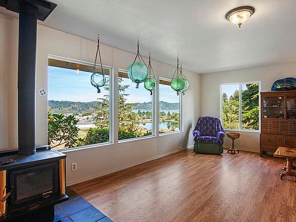 4th image of 460 SE Edgecliff Dr