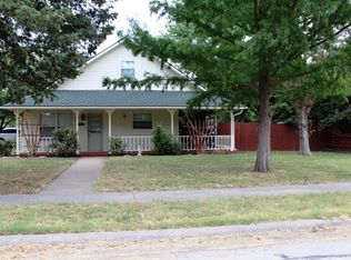 512 N Oak St, Lindsay, TX 76250