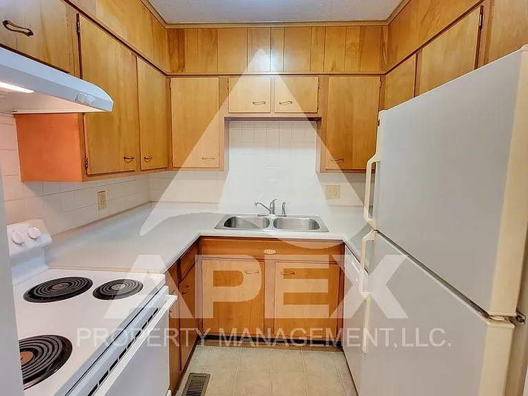 Elmwood Apartments — Photo 7