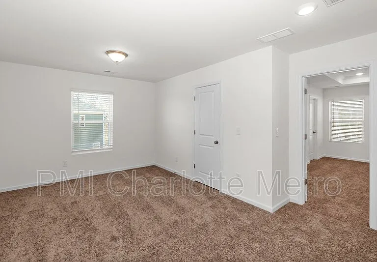 2831 Aubrey St — Photo 10
