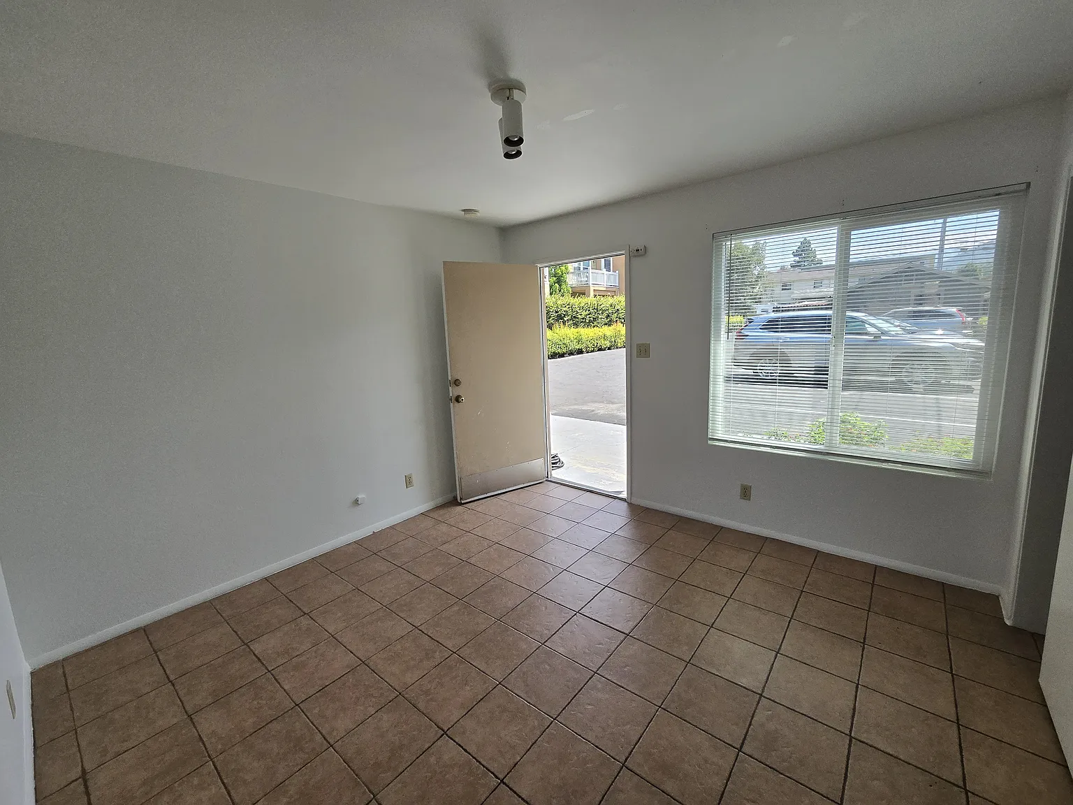 Studio, 476 sqft, $1,700 — Photo 3