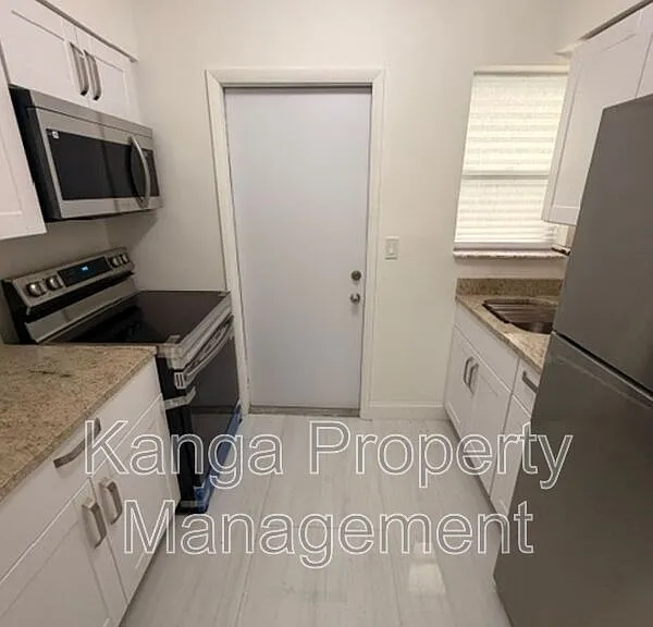 968 W 9th St #B2 — Photo 1