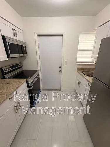 968 W 9th St #B2 Photo 1