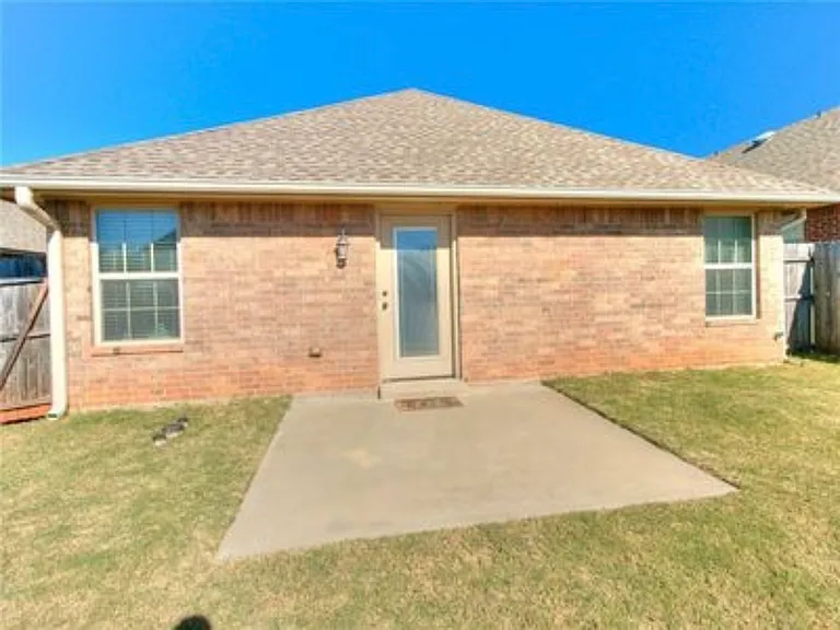 2400 Golden Ln — Photo 26