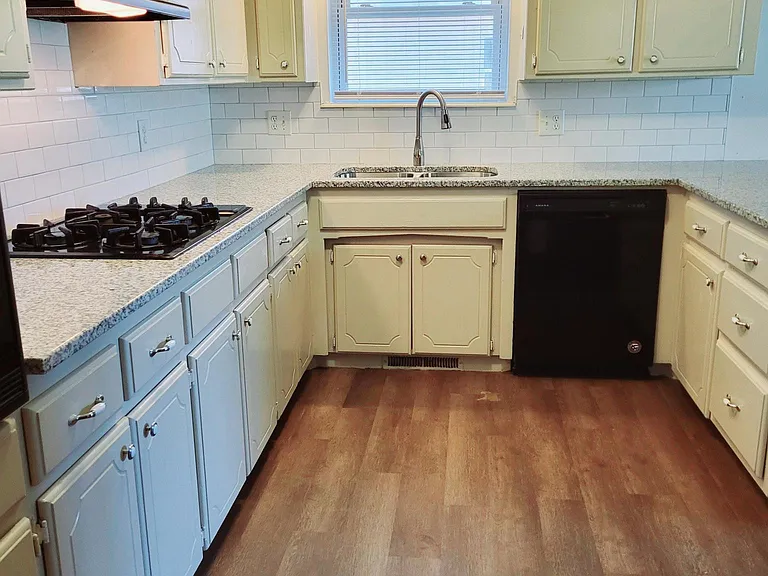 4909 Washington Sq — Photo 4