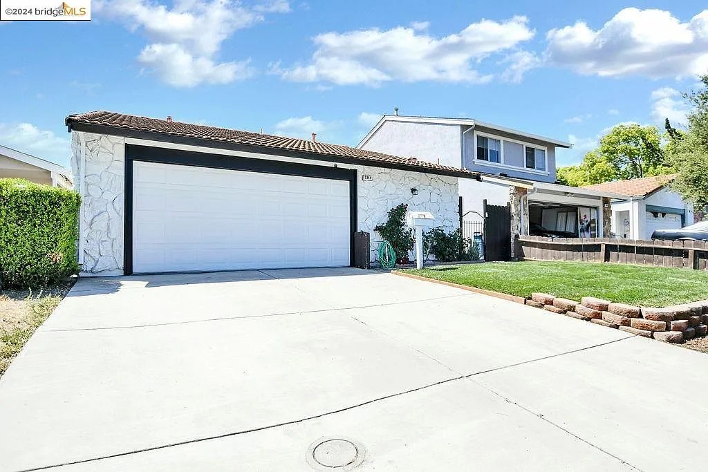 2349 Redwood Dr photo 1
