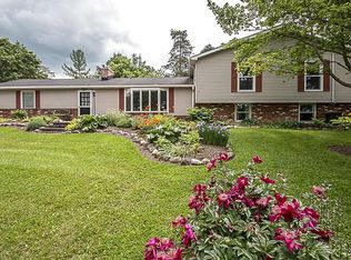 101 Locust Ln, Chagrin Falls, OH 44022