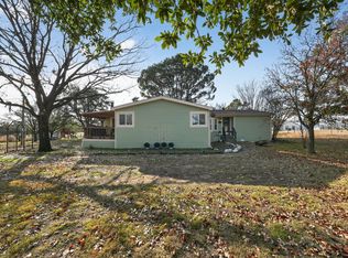 1050 Stadium Dr, Joshua, TX 76058