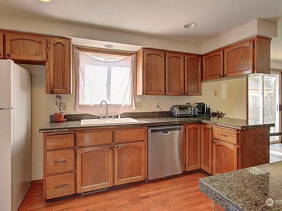 4th image of 220 S Spruce Avenue
