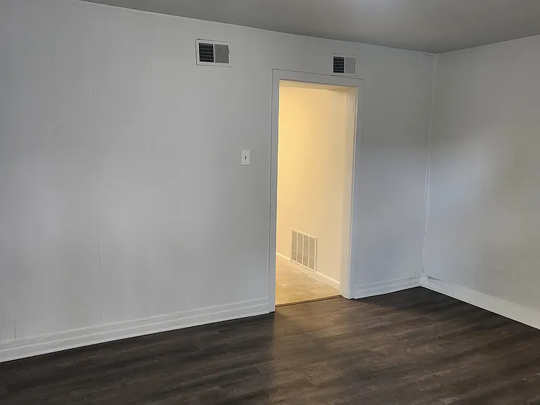 327 E Scull St — Photo 7