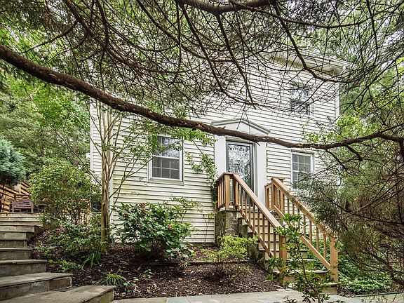 3rd image of 1008 S Dinwiddie St