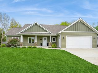 1232 Oakwood Dr, Pella, IA 50219