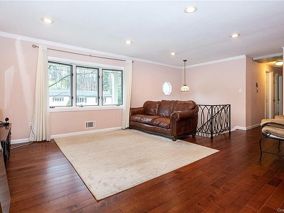 4th image of 4 Cortland Dr