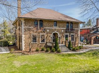 630 Lakepointe St, Grosse Pointe Park, MI 48230