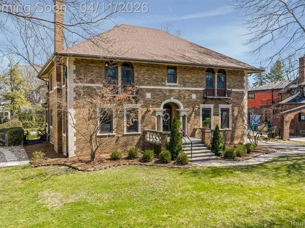 630 Lakepointe St, Grosse Pointe Park, MI 48230