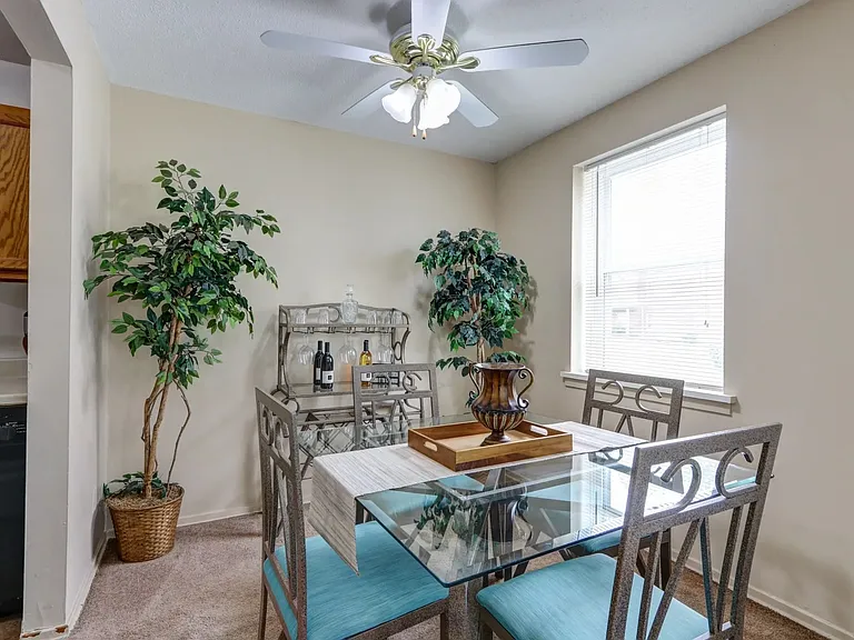 Ellacott Parkway Apartments — Photo 17
