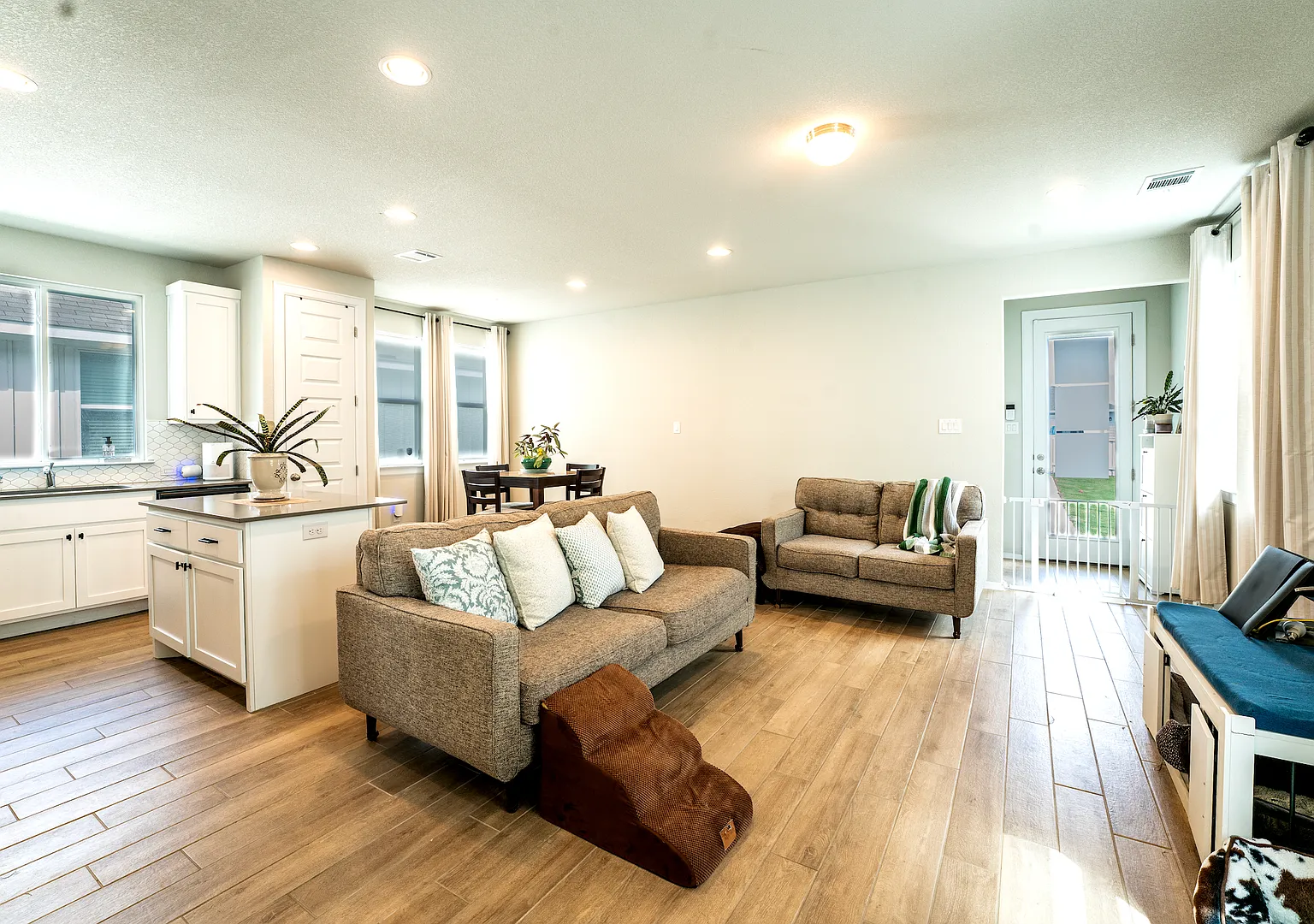 Move-In Ready 3 Bedroom Rental in Casetta Ranch - Available August 15th — Photo 4
