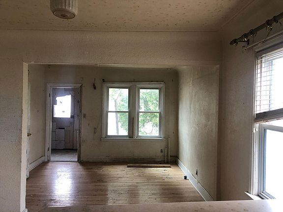 3rd image of 2626 6th Ave E
