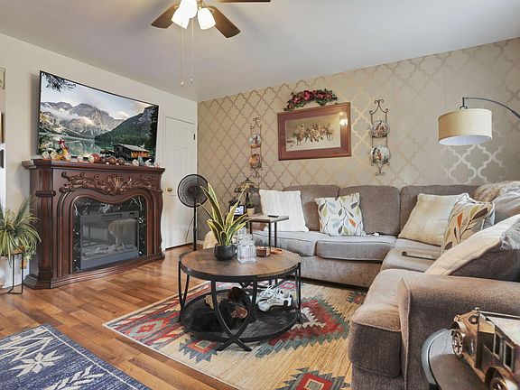 5th image of 583 Simbury St