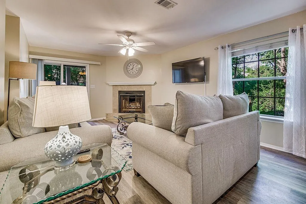 2 bed, 1078 sqft, $2,100 — Photo 2