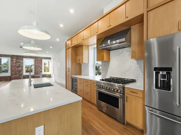 647 Jersey Avenue image 10 of 36