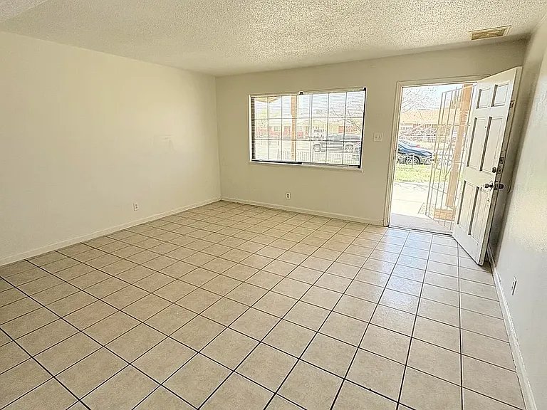 9406 Montgomery Dr — Photo 5