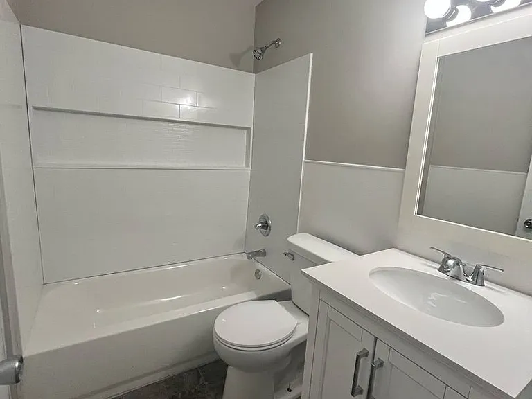 Eisenhower Apartments — Photo 20