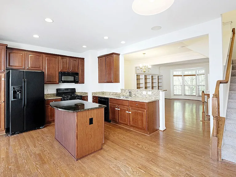 920 Rainier Rd — Photo 1