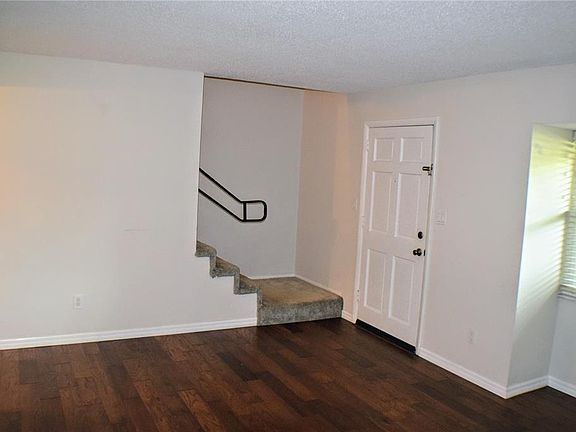 3rd image of 814 PARK LAKE CIRCLE #8
