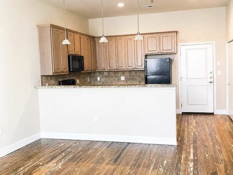 700 Franklin Ave #6 — Photo 3