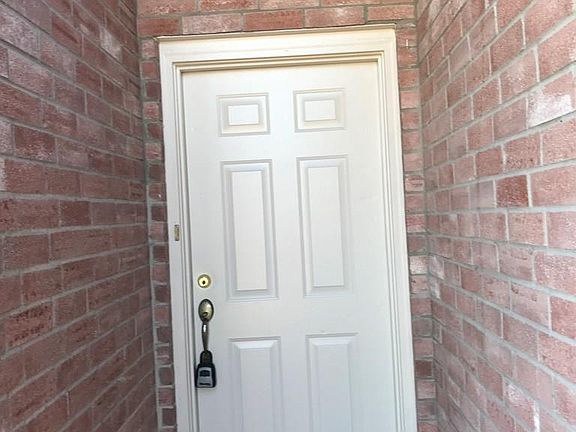 2nd image of 2423 Munich St
