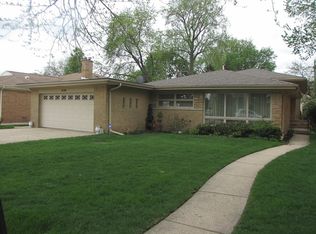 7120 N East Prairie Rd, Lincolnwood, IL 60712