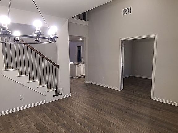 3rd image of 3301 Glendale Dr