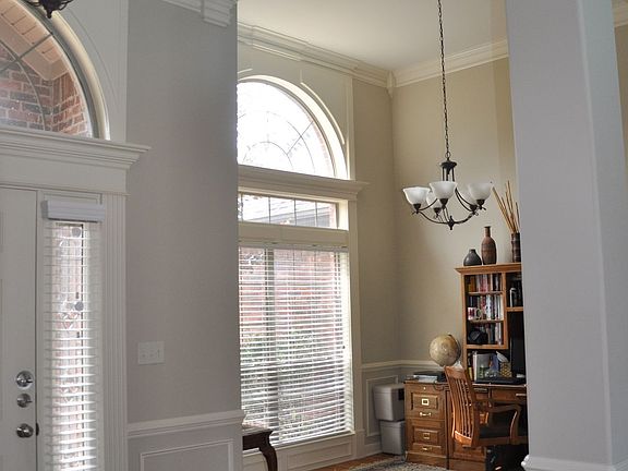 Foyer & Formal Dining Room Area