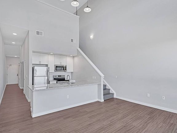 3rd image of 2 W Marshall St #2722598