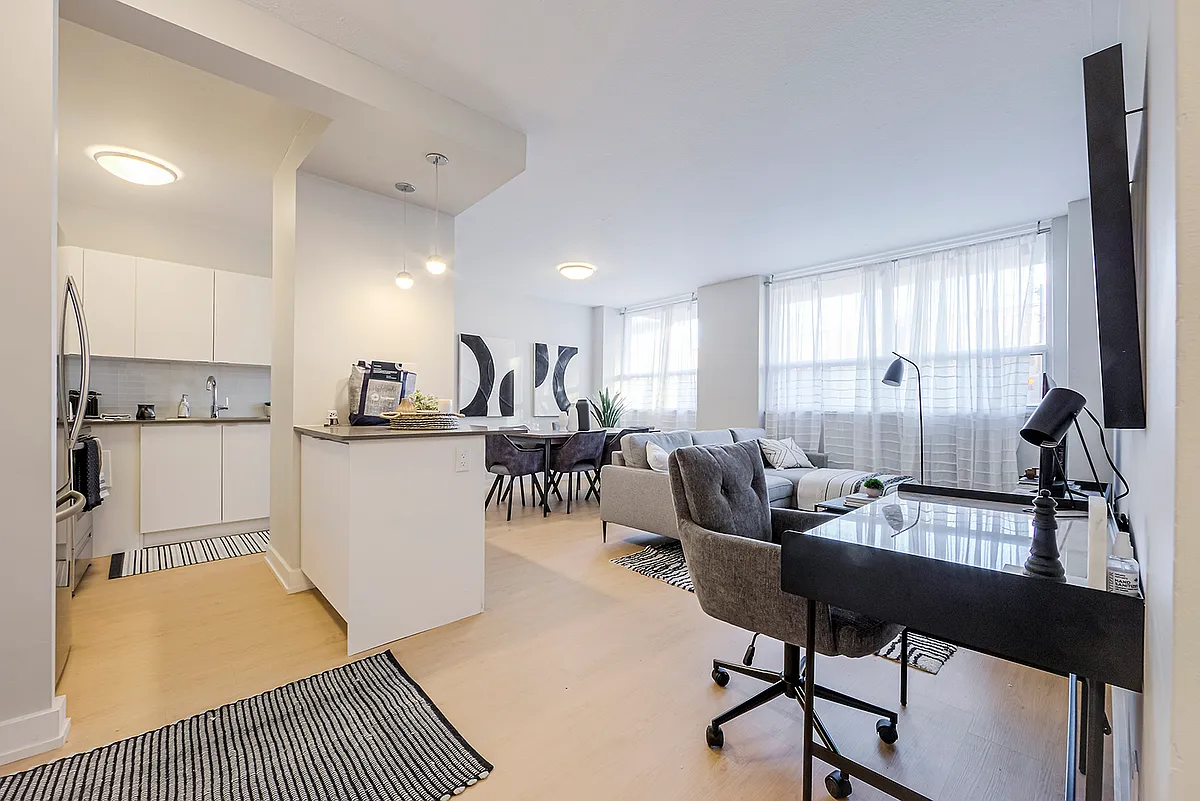 Building Photo - 200 Dufferin St #1103