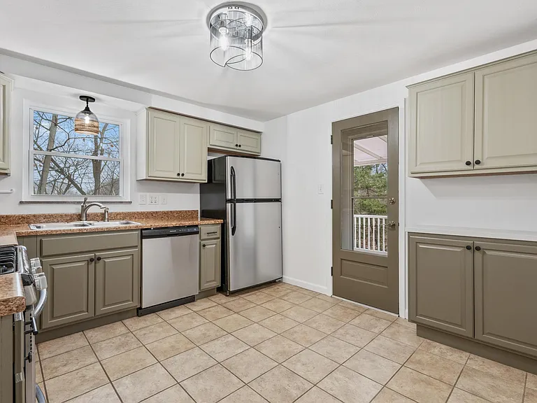 250 Clifford Ave — Photo 5