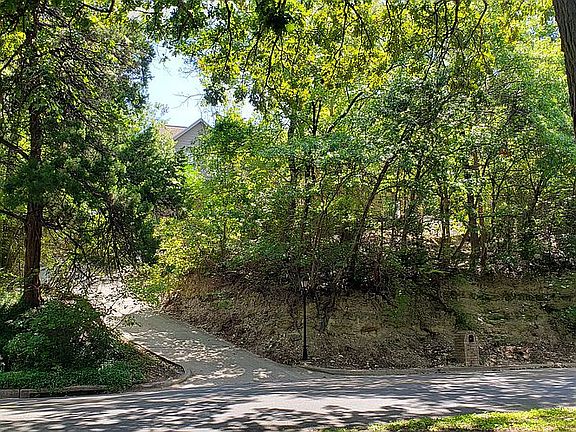 5th image of 920 Sleepy Hollow Dr
