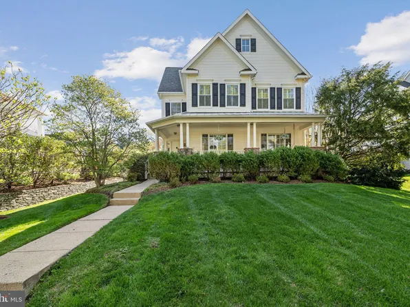 896 Station St, Herndon, VA 20170