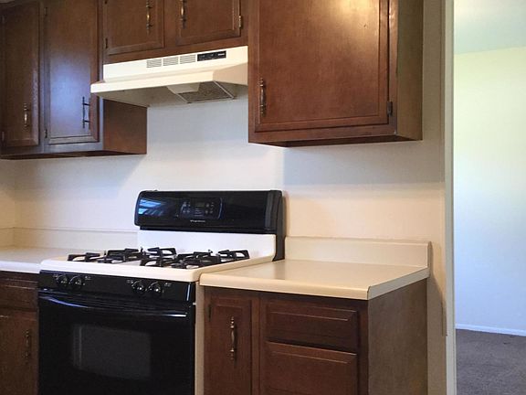 3rd image of 1129 Beachwood Blvd